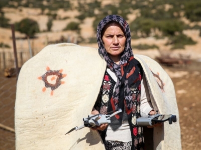 Kadın çoban, sürüsünü dronla gözetliyor