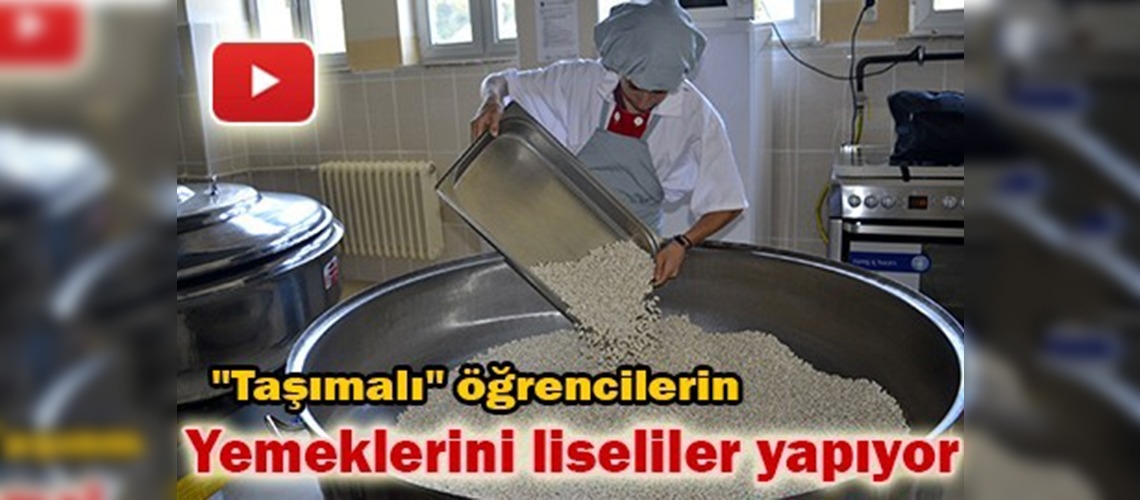 Öğrencilerin yemeklerini hazırlıyorlar