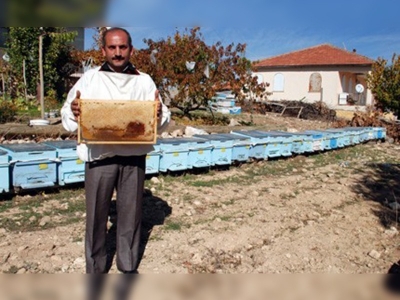 Hasta çocuğu için doğal bal üretti