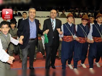 Folklor ekipleriyle halay çektiler