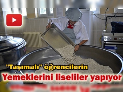 Öğrencilerin yemeklerini hazırlıyorlar