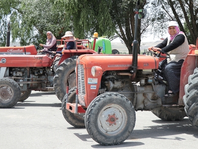 Kadınlar traktörleriyle tarla yollarını aşındırıyor