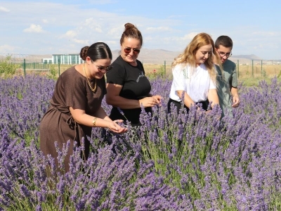 Akademisyenler yetiştirdi, hasat şenlikle yapıldı