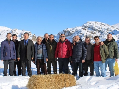 Karla kaplı Erzurum'da doğaya yem bırakıldı