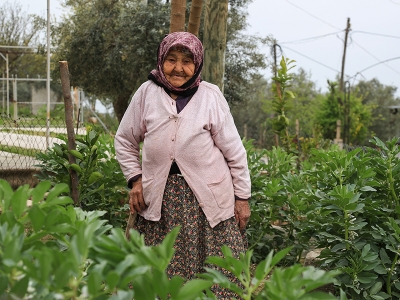 102 yaşında tarlasının başında